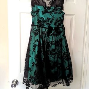 JONA MICHELLE GIRLS BLACK LACE AND GREEN DRESS SIZE 10